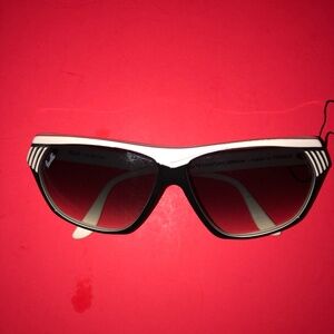 VINTAGE SUNGLASSES-NWT-BLACK & WHITE CAT EYE STYLE FROM PARIS-STRIKING,DRAMATIC!